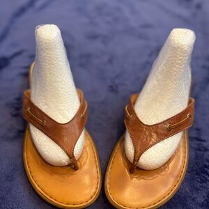 Born BOC handcrafted footwear thong Brown Leather Sandals women size 9M